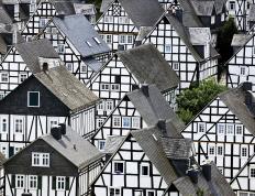 开云体育下载-赛场上的双重奏，战术铁壁与天才利刃的交响